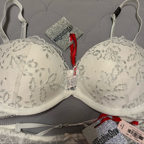 Victoria’s Secret Fashion Show set plus limited edition necklace with charm. NWT - Picture 3 of 16